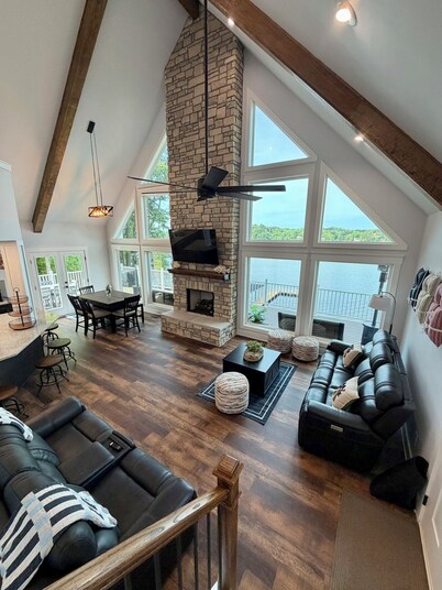 Cozy Ridge Retreat: A Spacious 6-bed waterfront house on beautiful Lake Mitchell
