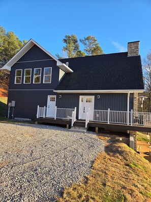Exterior - Cozy Ridge Retreat: A Spacious 6-bed waterfront house on beautiful Lake Mitchell (Rockford)