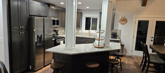 Cozy Ridge Retreat: A Spacious 6-bed waterfront house on beautiful Lake Mitchell