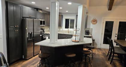 Cozy Ridge Retreat: A Spacious 6-bed waterfront house on beautiful Lake Mitchell