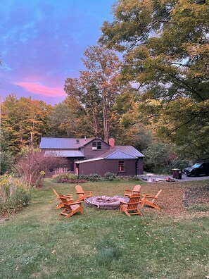 Property grounds - Charming Historic Catskills Ski House by the Creek (Cornwallville)