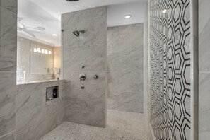 Een douche, handdoeken