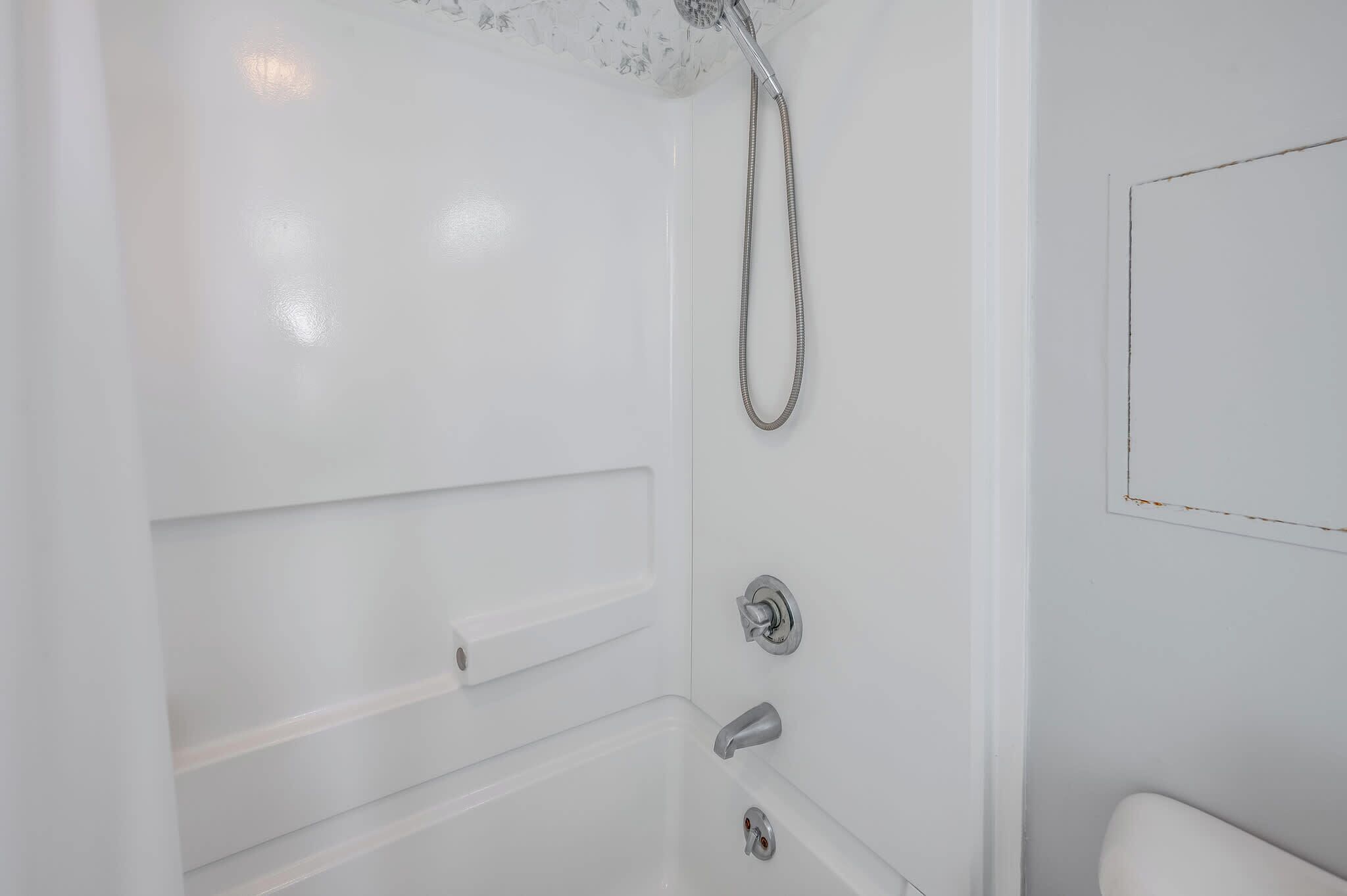Une salle de bain avec une douche, des toilettes et un lavabo.