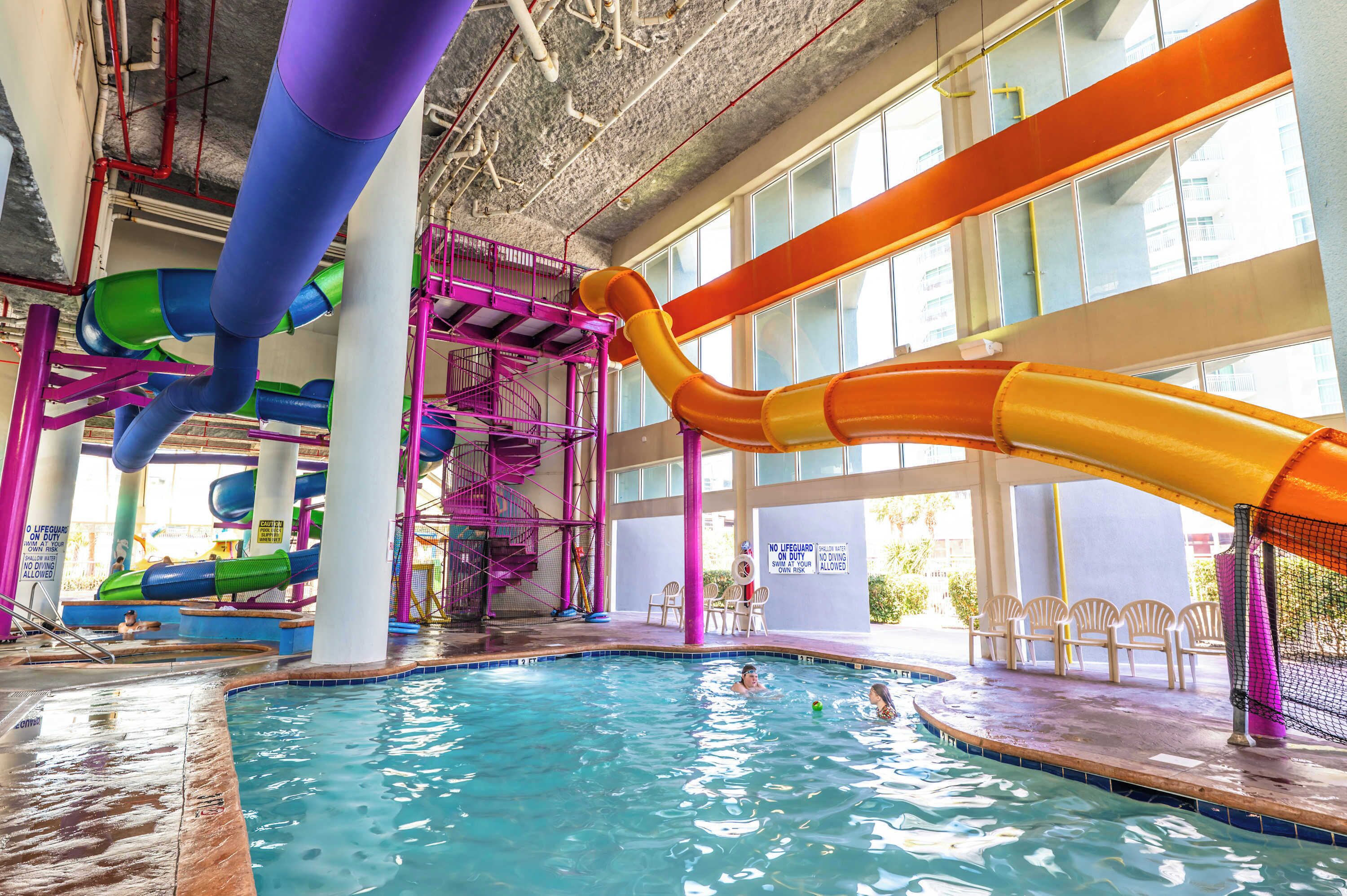 Ein großer Indoor-Wasserpark mit mehreren Wasserrutschen und einem Poolbereich.