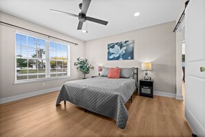 4 habitaciones, caja de seguridad en la habitación y escritorio 