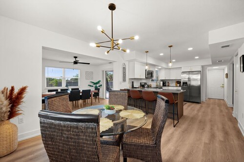 HotTub, Pool, Sauna, Roof Top Deck, Mini Golf, Bowling, Game room, Exercise room