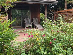 Terrace/patio - Maple Avenue Retreat - Large Patio Space and Lawn (Point Roberts)