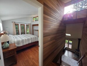 Travel cot, WiFi, bed sheets - Maple Avenue Retreat - Large Patio Space and Lawn (Point Roberts)