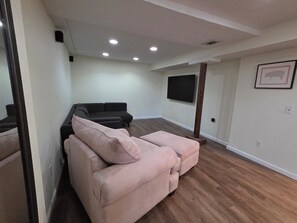 Living area - Country Quiet in the City - Easy Hwy Access - 4 BR Brick Home - Large Yard (Kansas City)