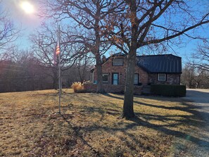 Exterior - Country Quiet in the City - Easy Hwy Access - 4 BR Brick Home - Large Yard (Kansas City)