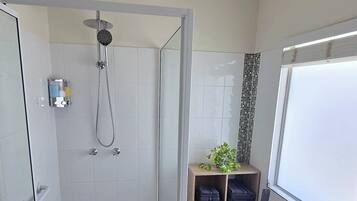 Douche, serviettes fournies, savon, papier toilette