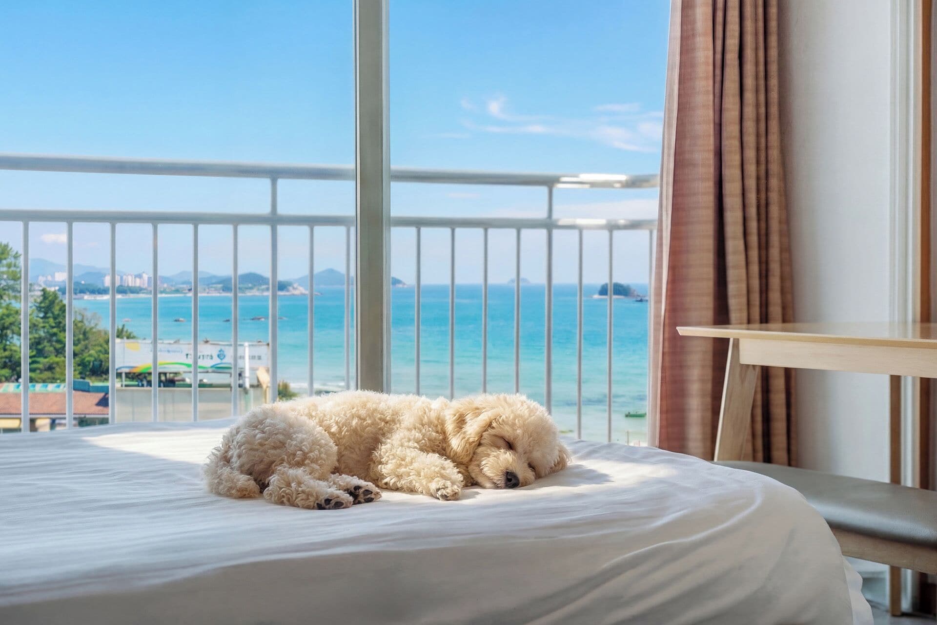 Una habitación con cama, vista al mar y baranda en el balcón.
