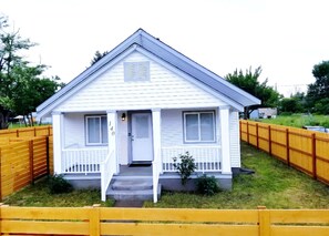 Exterior - Bright 3BR Home Close to Shops, Dining & Freeway (Spokane Valley)