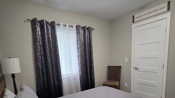 3 bedrooms, desk, iron/ironing board, free WiFi