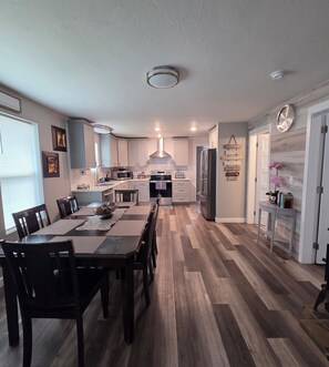 Dining - Bright 3BR Home Close to Shops, Dining & Freeway (Spokane Valley)