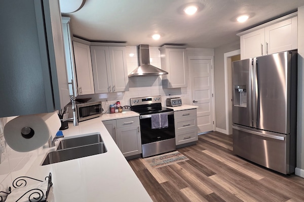 Coffee/tea maker, fridge, microwave, oven