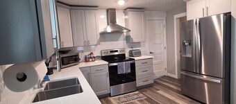 Bright 3BR Home Close to Shops, Dining & Freeway