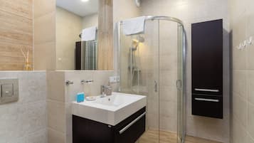 Ducha, secador de pelo y toallas