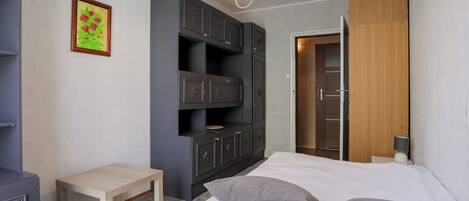Iron/ironing board, WiFi, bed sheets