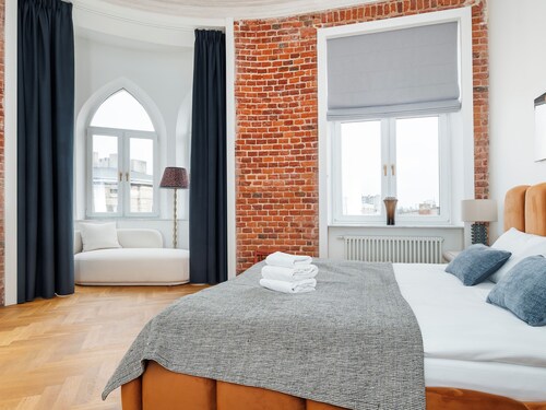 Brick & Art Apartment