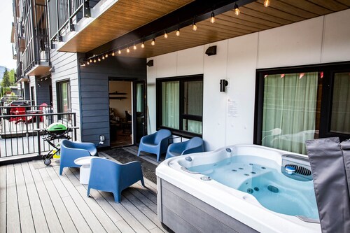 Tucker's Place - Pet Friendly Condo w/ Hot Tub
