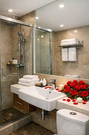 Twin Room | Bathroom - Sea Place Pattaya Soi 7 (Pattaya)