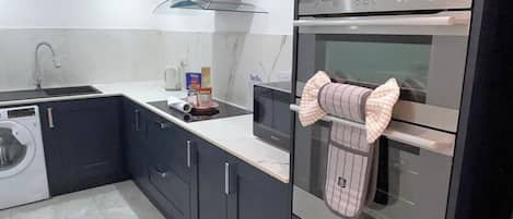 雪櫃、微波爐、焗爐、爐具