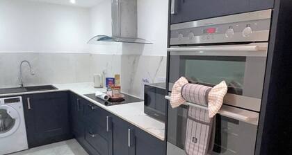 Central 1 Bed Apartment - Sleeps 2 with Wifi