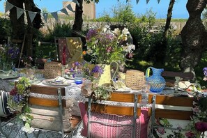 Outdoor dining - 5 Bedroom House Sleeps 15 - Hot Tub - Cinema Room (Norwich)