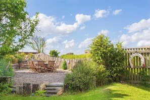 Outdoor dining - 5 Bedroom House Sleeps 15 - Hot Tub - Cinema Room (Norwich)