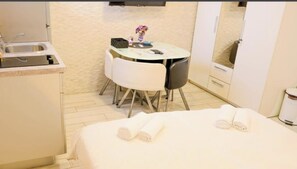 Iron/ironing board, WiFi, bed sheets - A 1 cozy studio in the heart of Split with parking (Split)