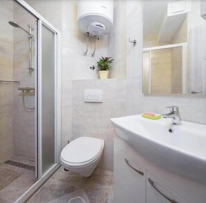 Douche, sèche-cheveux, serviettes fournies