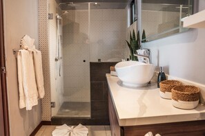 Shower, hair dryer - Villa Hakomar Private Pool & Game Room – Walk to Beach & Downtown Jacó (Jaco)