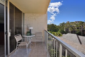 Outdoor dining - MISO COMPHY Cozy ocean view studio condo in peaceful Lahaina with AC, Pool & Gym (Lahaina)