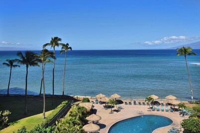 MISO COMPHY Cozy ocean view studio condo in peaceful Lahaina with AC, Pool & Gym