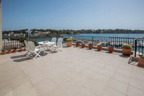 Outdoor dining - ES PORT (PORTOPETRO) - Cozy apartment with sea views and free Wi-Fi (Santanyí)