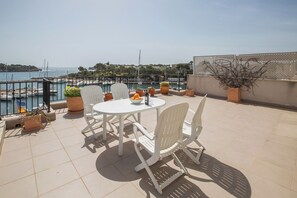 Outdoor dining - ES PORT (PORTOPETRO) - Cozy apartment with sea views and free Wi-Fi (Santanyí)