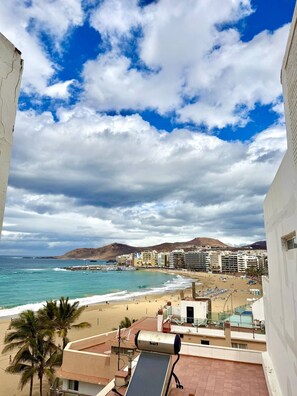 A coastal view with a beach, ocean, and buildings in the background. - Sea Views|Canteras beach|1 min walk|Chic (Las Palmas de Gran Canaria)