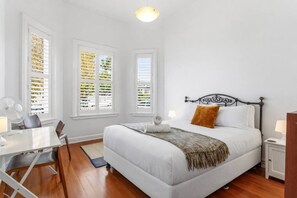 3 Schlafzimmer, Schreibtisch, Bügeleisen/Bügelbrett, WLAN