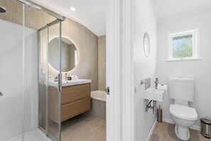 Hair dryer, towels - Waterside Retreat Remuera l by Furnished Rentals (Auckland)