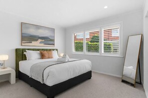 Desk, iron/ironing board, travel cot, WiFi - Waterside Retreat Remuera l by Furnished Rentals (Auckland)