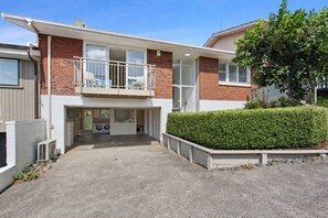 Exterior - Waterside Retreat Remuera l by Furnished Rentals (Auckland)