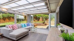 Una sala moderna con un sofá, una mesa de centro y un televisor.