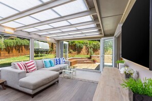 TV - Marvelous Meadowbank Home (by Furnished Rentals) (Auckland)
