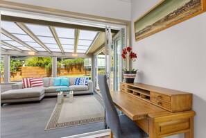 Interior - Marvelous Meadowbank Home (by Furnished Rentals) (Auckland)