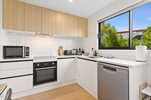 Fridge, microwave, oven, stovetop - Executive Townhouse (by Furnished Rentals) (Auckland)