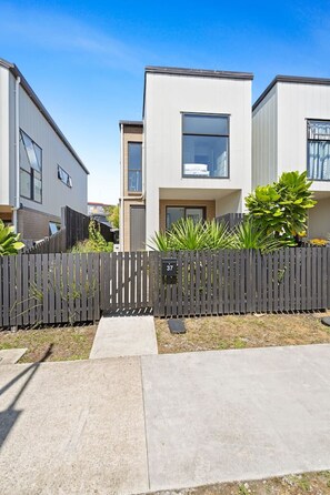 Exterior - Executive Townhouse (by Furnished Rentals) (Auckland)