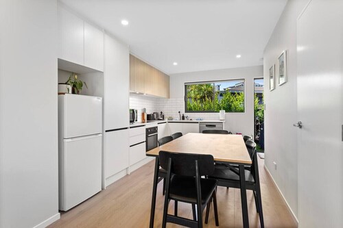 Executive Townhouse (by Furnished Rentals)
