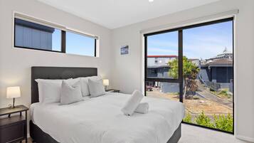 3 bedrooms, desk, iron/ironing board, WiFi