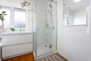 Hair dryer, towels - Fantastic Family Home | by Furnished Rentals (Auckland)